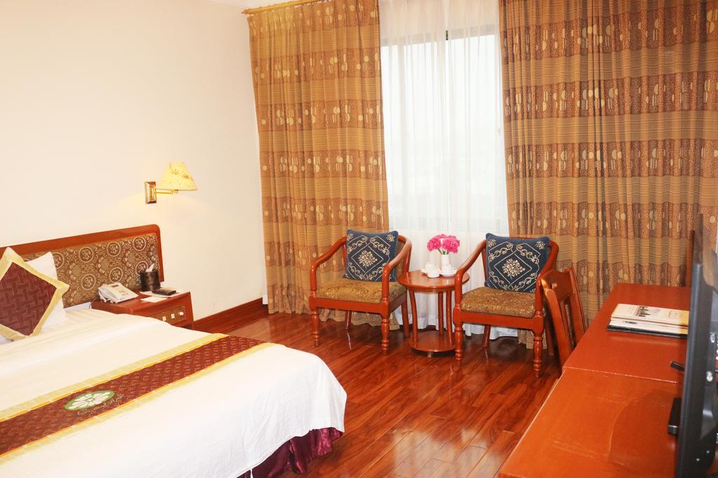 Central Hotel Куанг Нгай Екстериор снимка