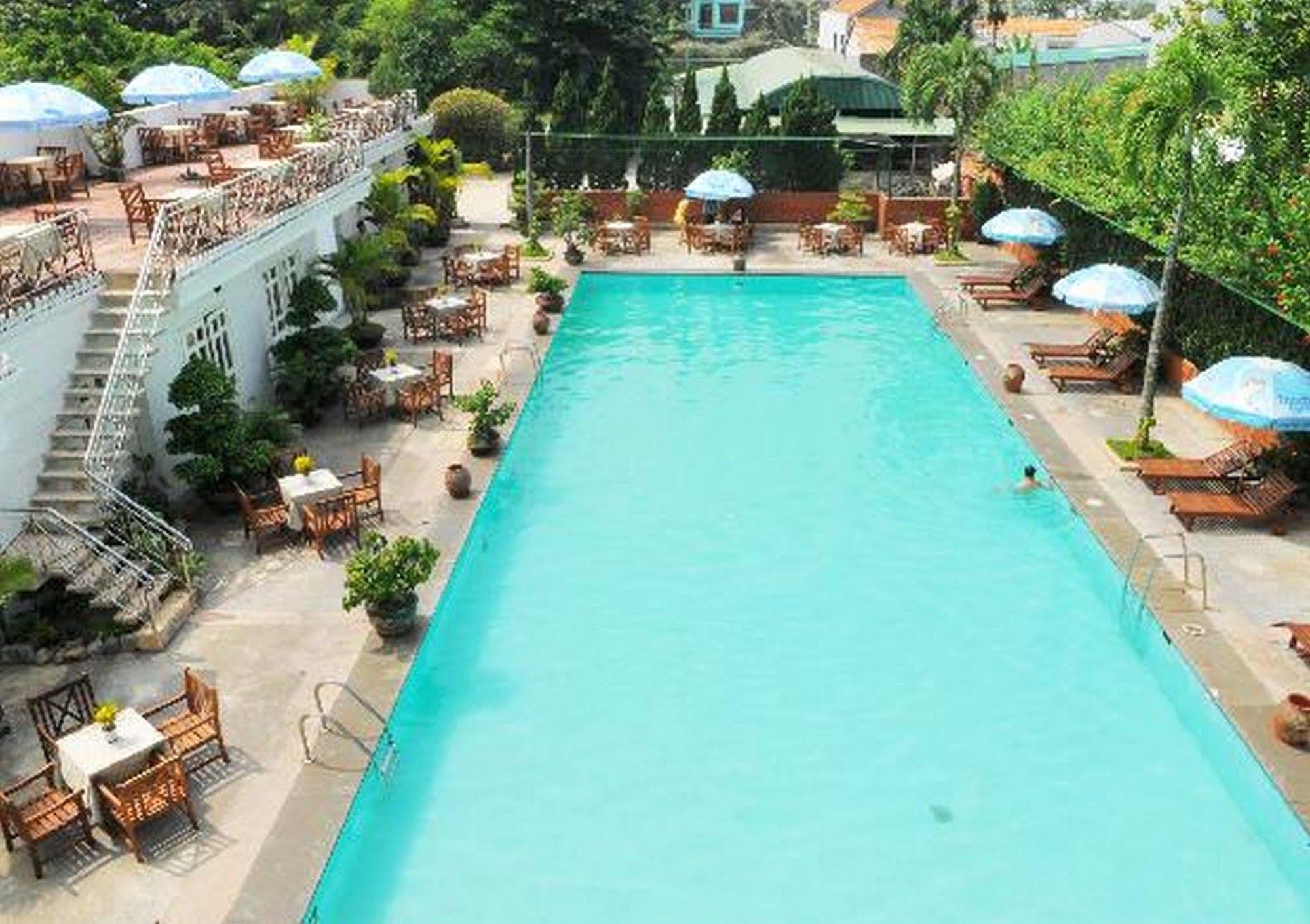 Central Hotel Куанг Нгай Екстериор снимка