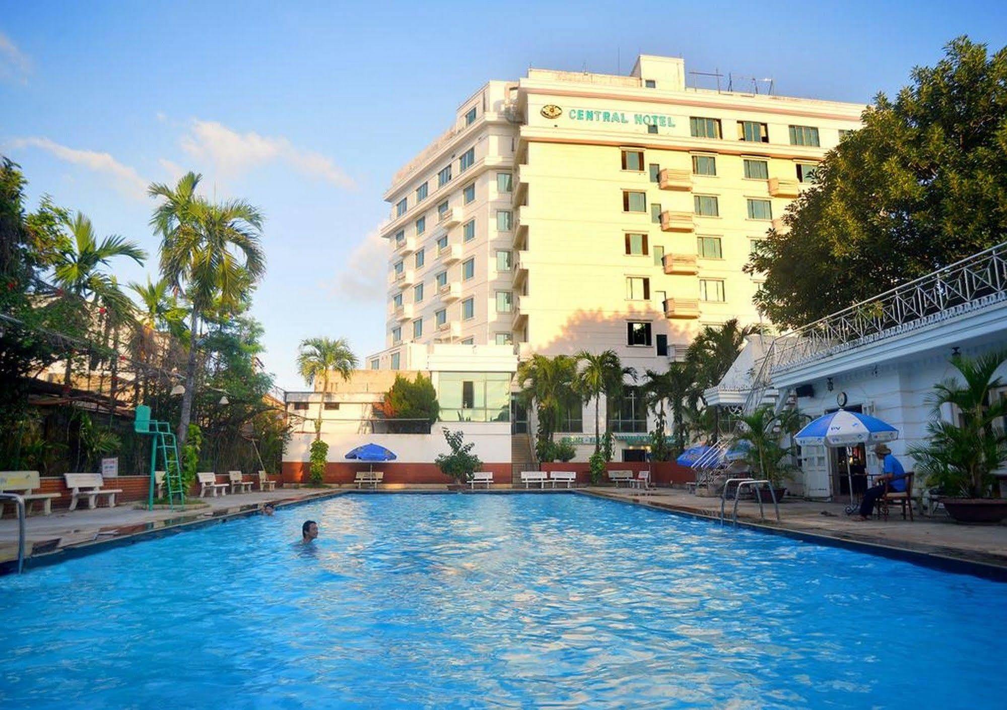 Central Hotel Куанг Нгай Екстериор снимка