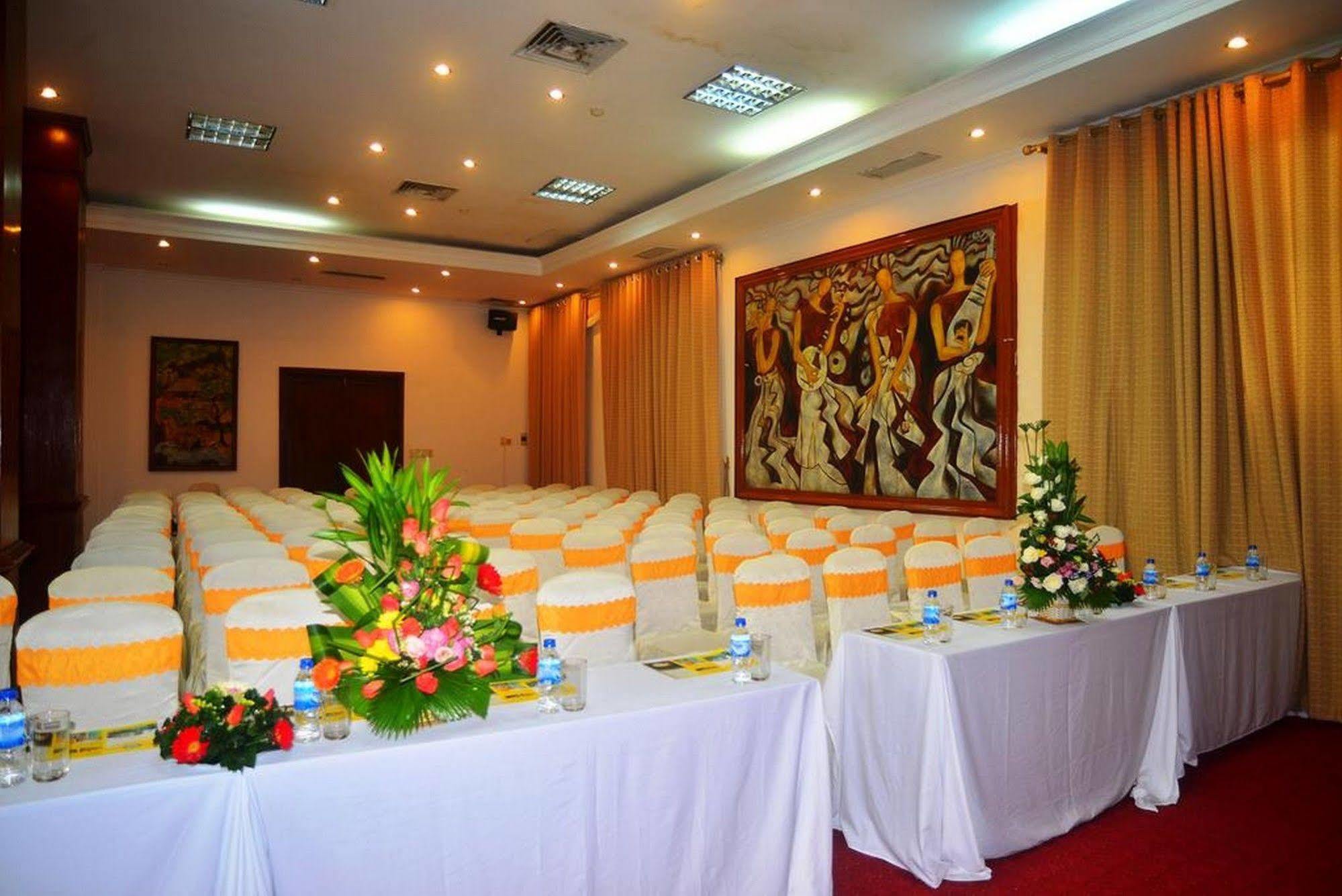 Central Hotel Куанг Нгай Екстериор снимка