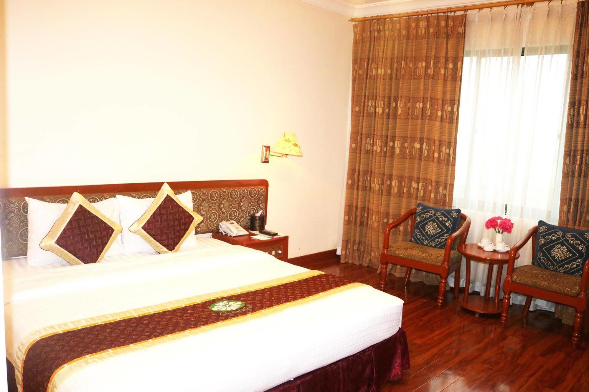 Central Hotel Куанг Нгай Екстериор снимка