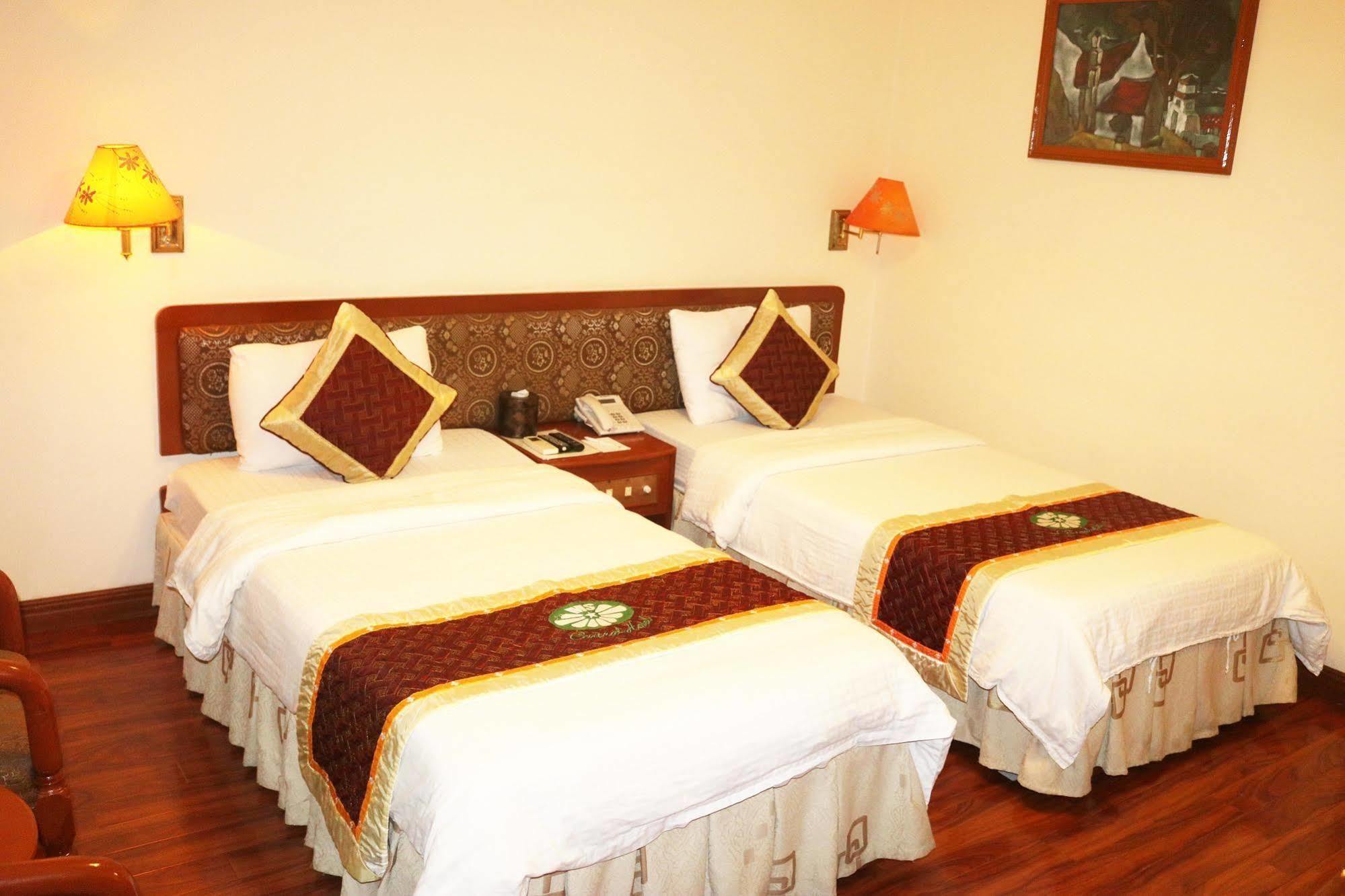 Central Hotel Куанг Нгай Екстериор снимка