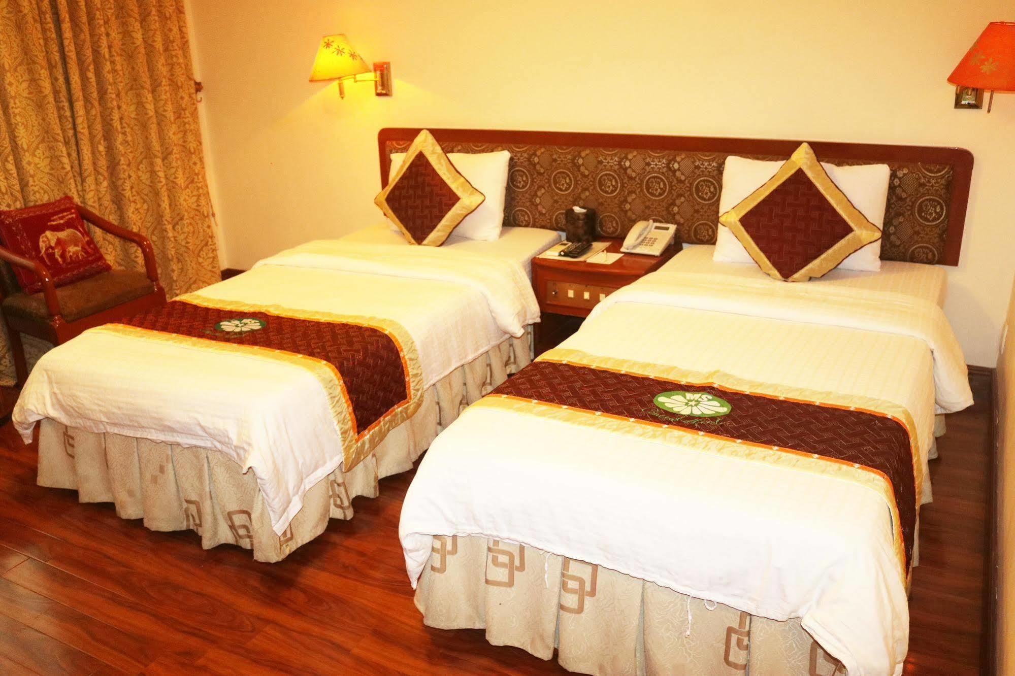 Central Hotel Куанг Нгай Екстериор снимка