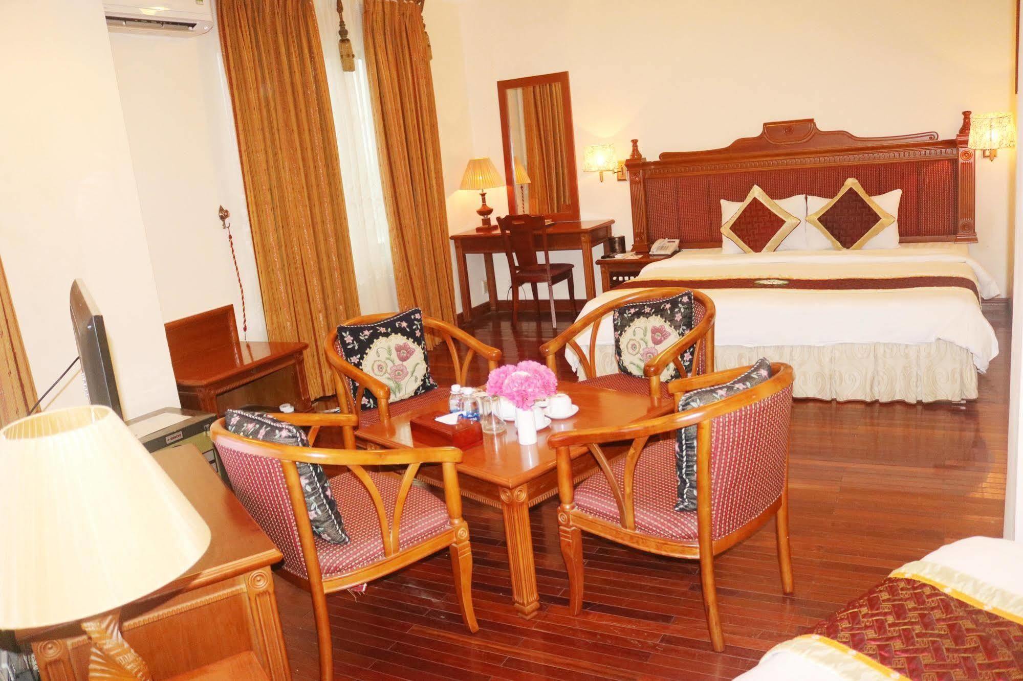 Central Hotel Куанг Нгай Екстериор снимка