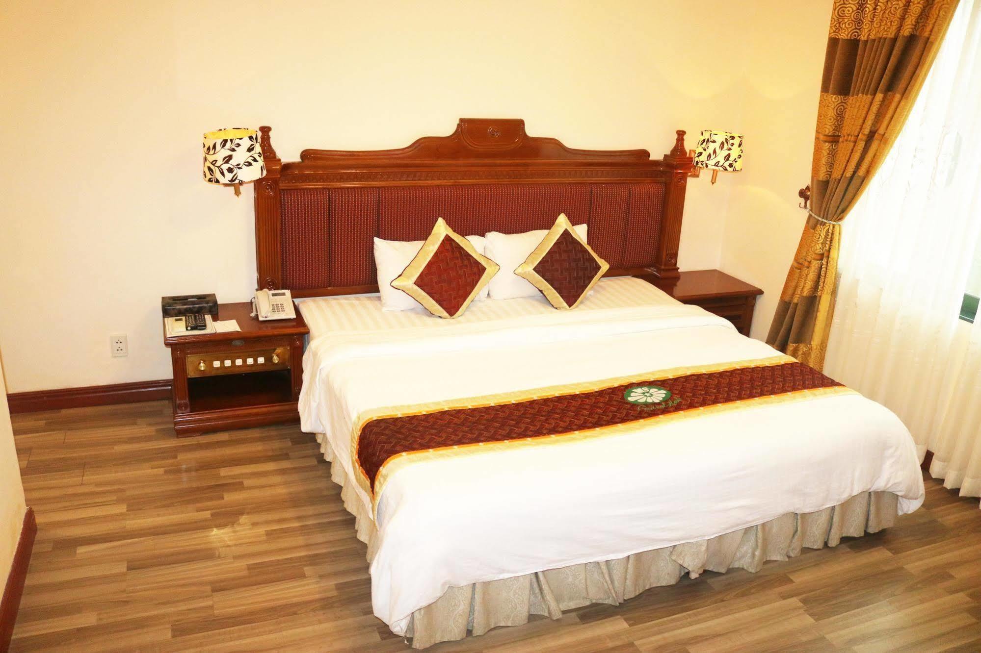 Central Hotel Куанг Нгай Екстериор снимка