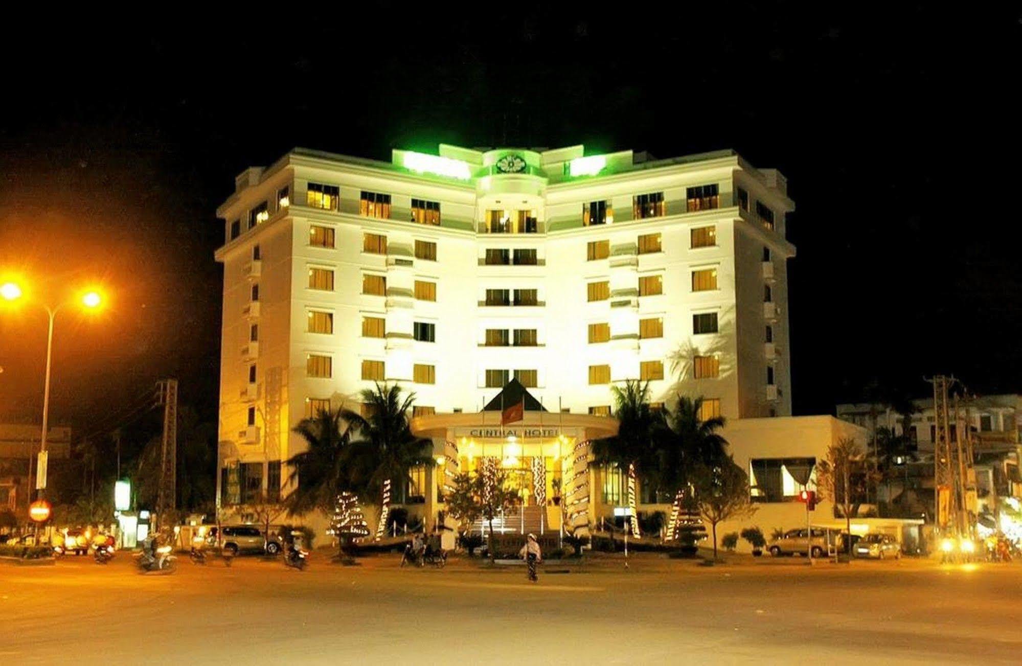 Central Hotel Куанг Нгай Екстериор снимка