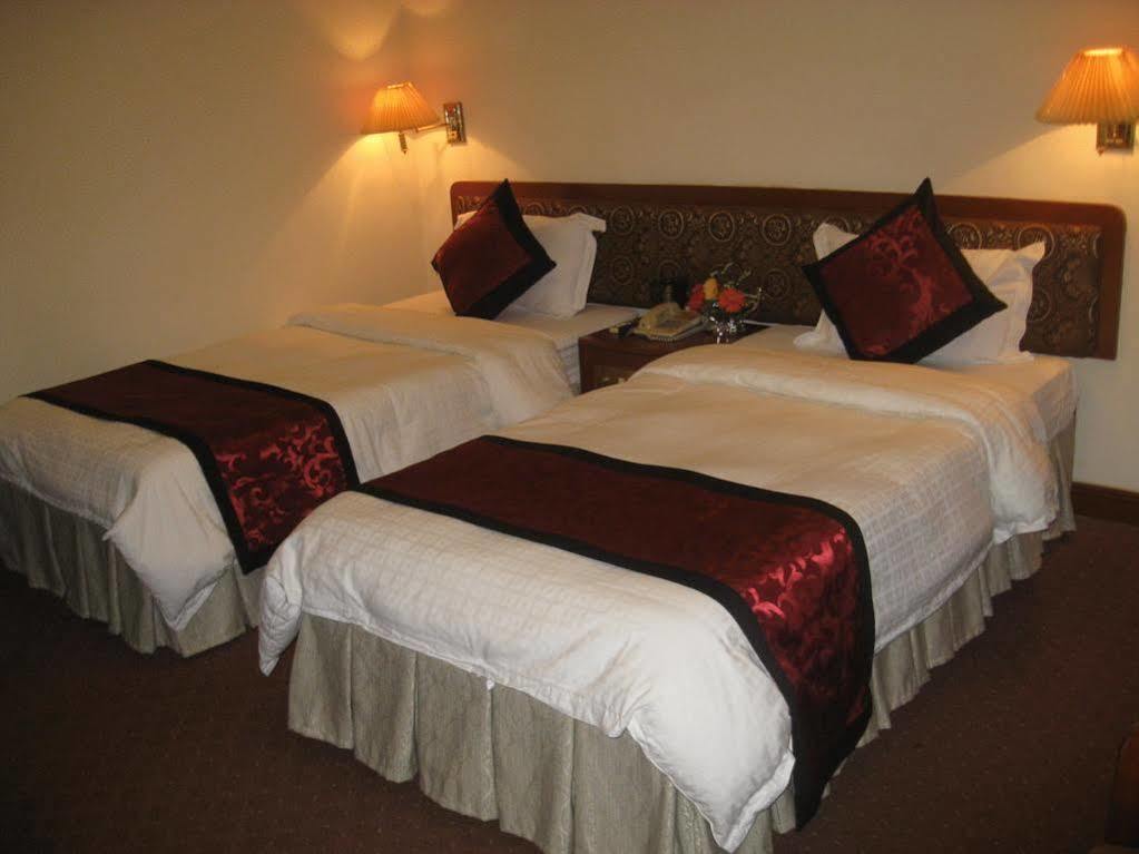 Central Hotel Куанг Нгай Екстериор снимка
