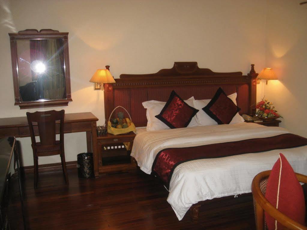 Central Hotel Куанг Нгай Екстериор снимка