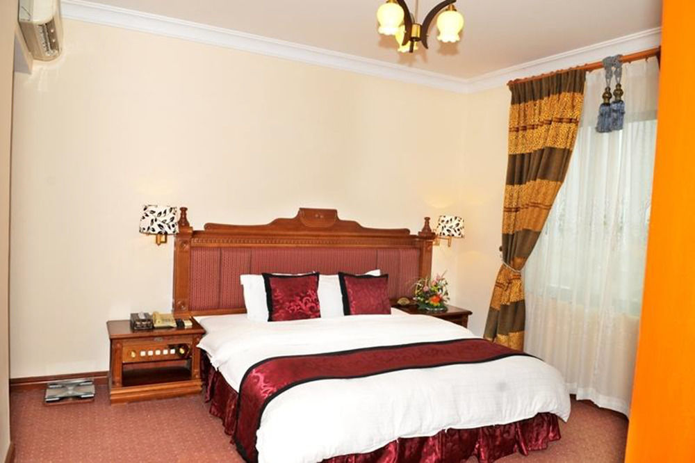Central Hotel Куанг Нгай Екстериор снимка