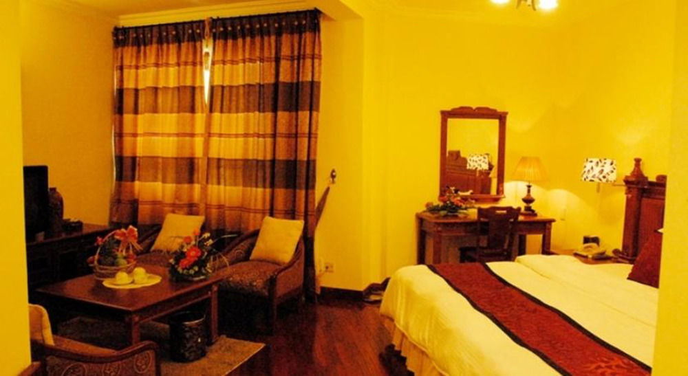 Central Hotel Куанг Нгай Екстериор снимка