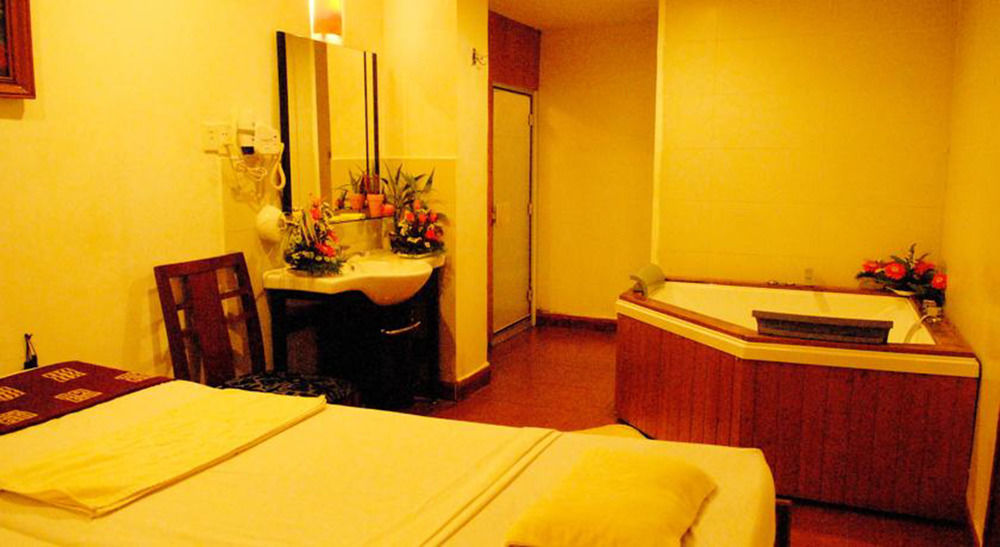 Central Hotel Куанг Нгай Екстериор снимка