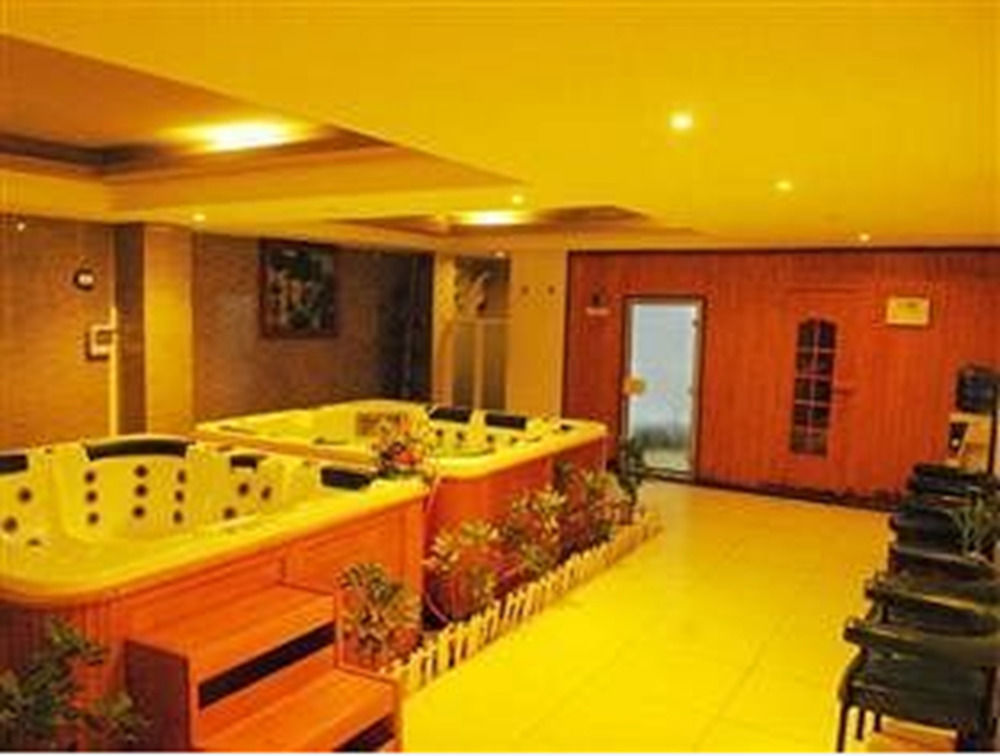 Central Hotel Куанг Нгай Екстериор снимка